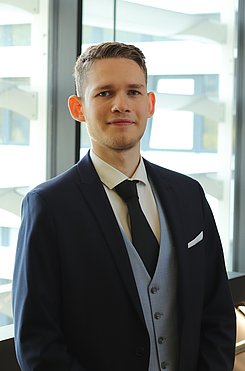 Herr  Timon Binding